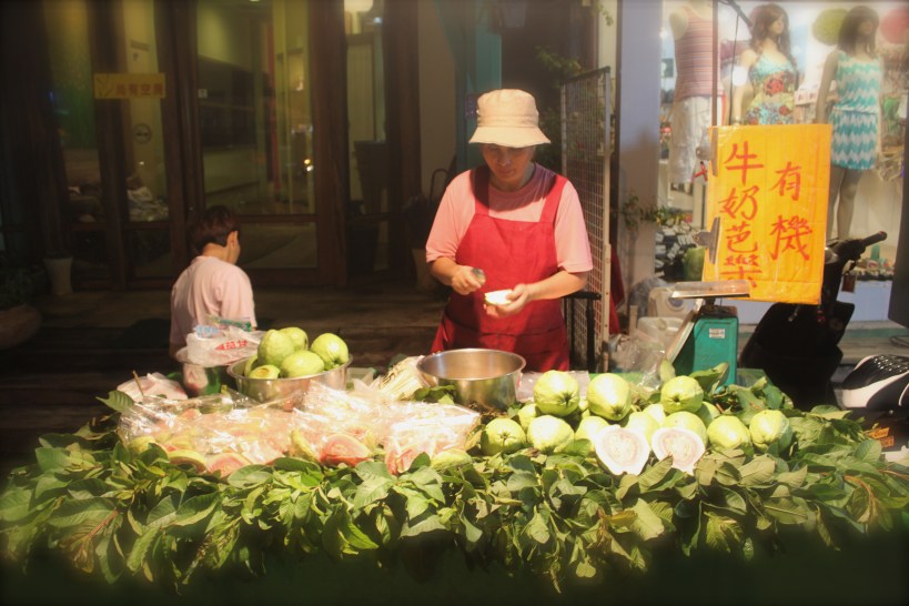 IMG_0237 A fresh guava stall in Southern Taiwan.